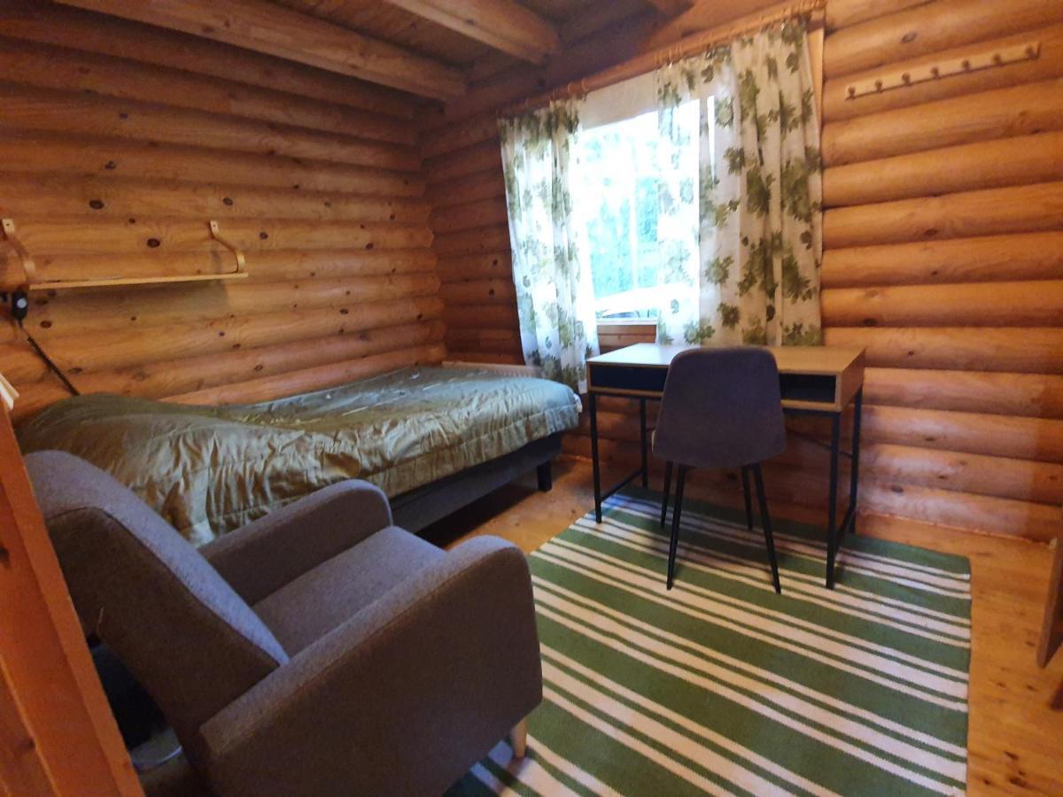 Viihtyisae Hirsimoekki Jaerven Rannalla Siikainen Exterior photo