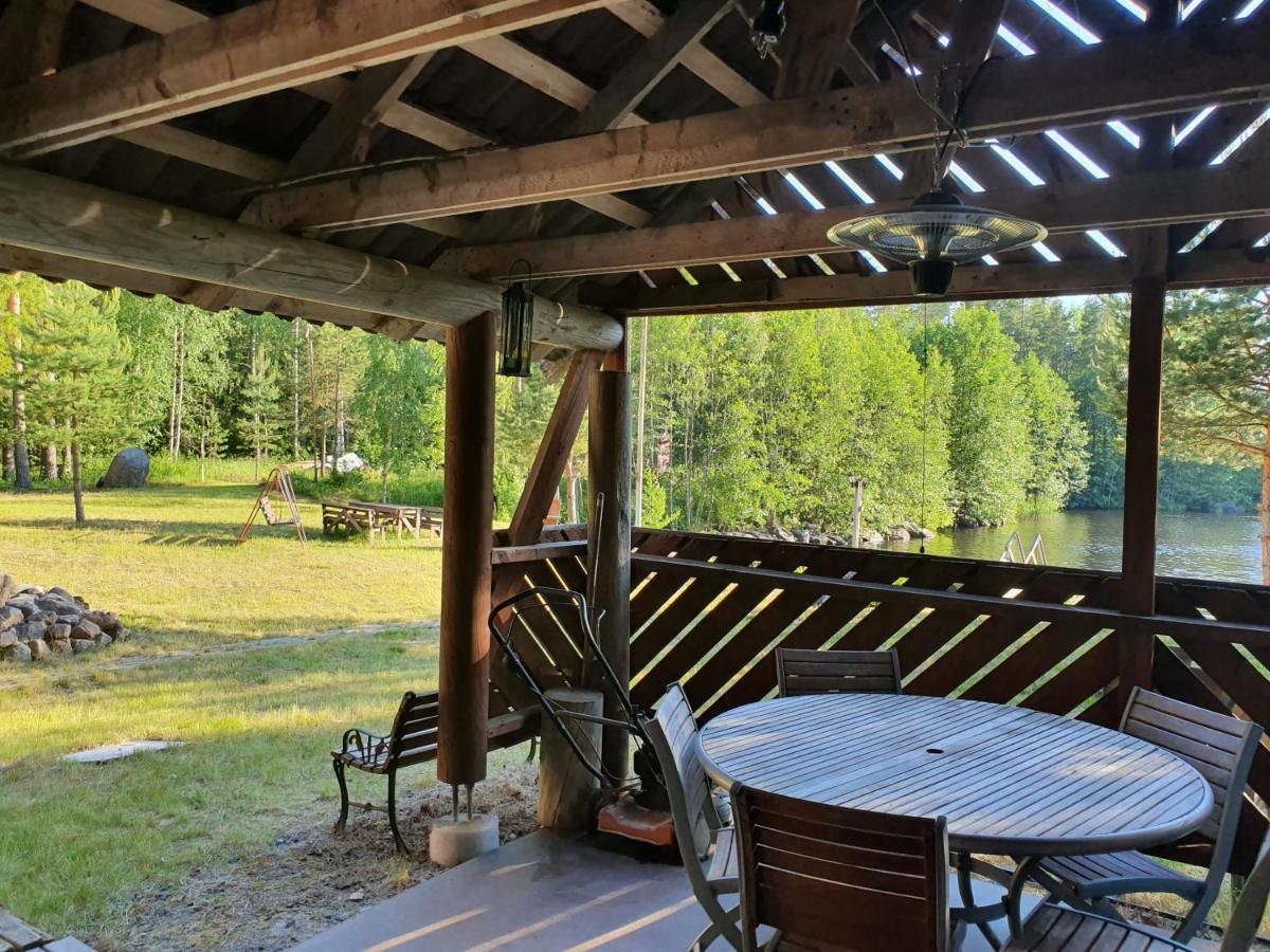 Viihtyisae Hirsimoekki Jaerven Rannalla Siikainen Exterior photo