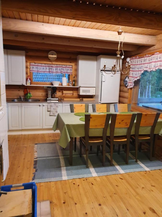 Viihtyisae Hirsimoekki Jaerven Rannalla Siikainen Exterior photo