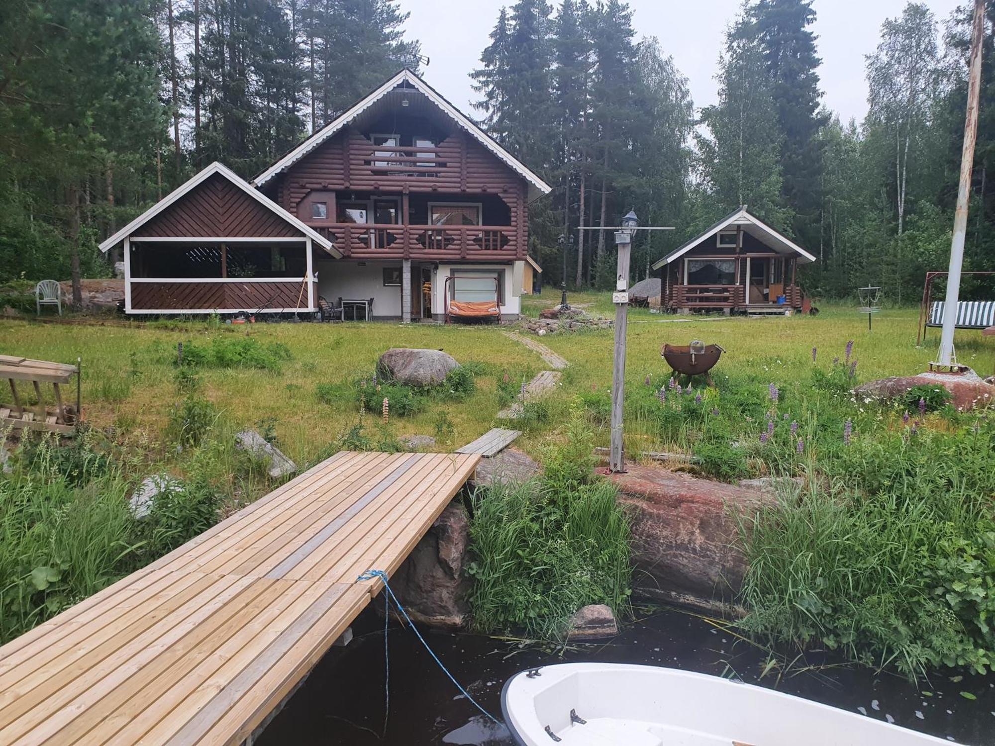 Viihtyisae Hirsimoekki Jaerven Rannalla Siikainen Exterior photo